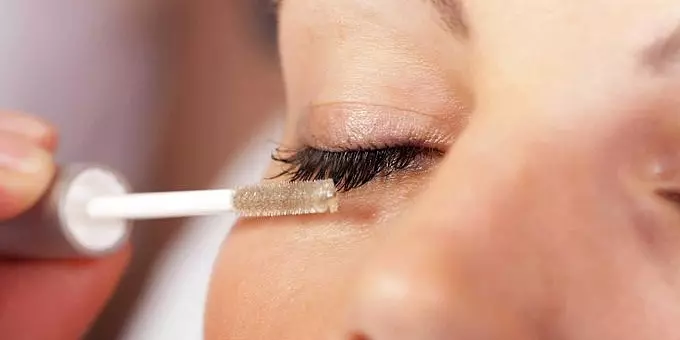 લેમિનેટેડ eyelashes માટે કેવી રીતે કાળજી લેવી? લેમિનેશન પ્રક્રિયા પછી ઘર પર આંખની છિદ્રોની સંભાળ અને પુનઃપ્રાપ્તિ, લાંબા સમય સુધી ભલામણો 23713_3
