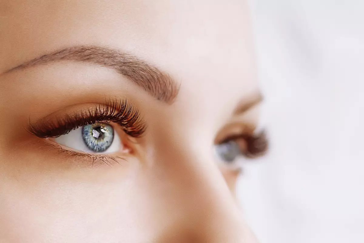 Laminering av korta ögonfransar (13 bilder): Vad ser korta ögonfransar ut efter laminering? Funktioner i proceduren och efterföljande vård 23722_13
