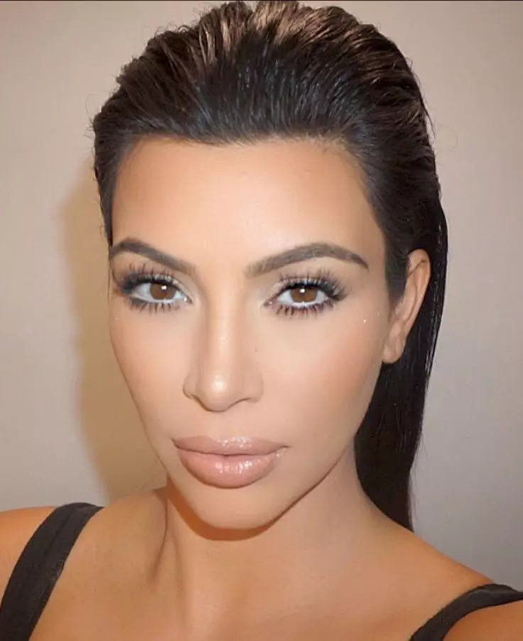 「Kim Kardashian」（29枚の写真）の効果を伴うまつげの延長：Kim Kardashianのスタイルでの「レース」、曲げ、巻2Dの影響を伴うまつ毛拡張スキーム 23733_26