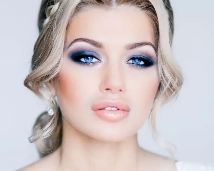 Makeup z rozległymi rzęsami (71 zdjęć): Jak zastosować i zmyć? Wybór palety na brązowe, zielone i niebieskie oczy, opcje makijażu 23737_61