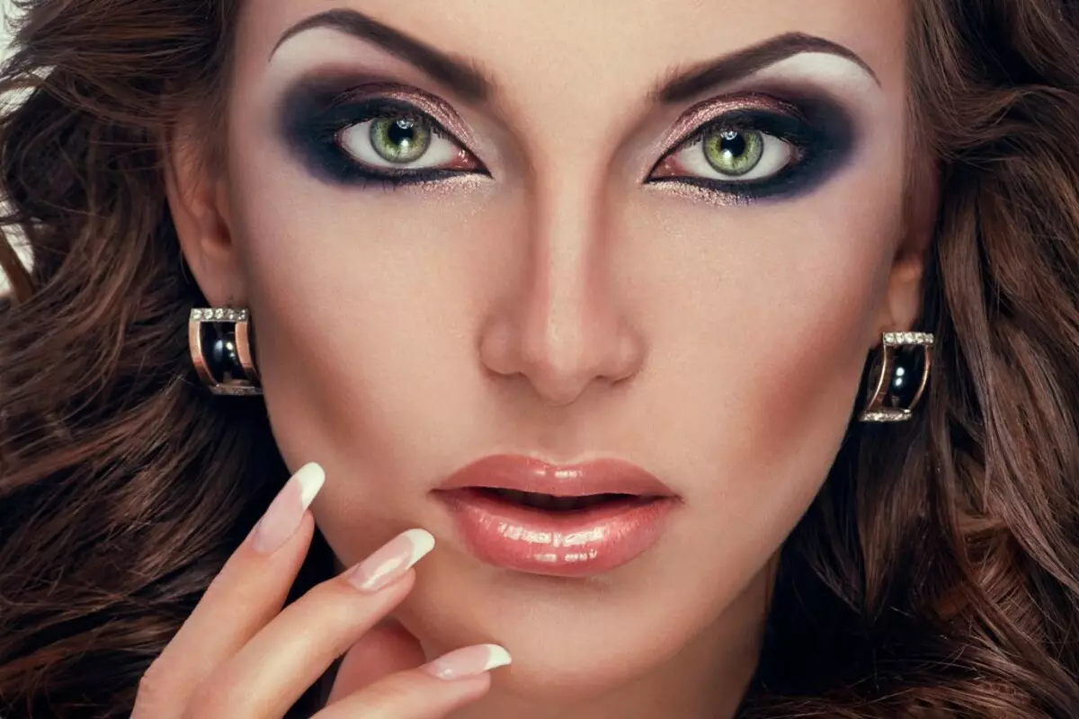 Makeup laajoilla silmäripsilla (71 valokuvaa): Kuinka hakea ja pestä pois? Valinta paletti ruskea, vihreä ja sininen silmät, meikkivaihtoehdot 23737_65