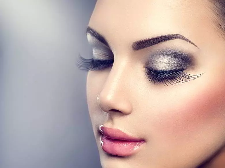 Makeup z rozległymi rzęsami (71 zdjęć): Jak zastosować i zmyć? Wybór palety na brązowe, zielone i niebieskie oczy, opcje makijażu 23737_7