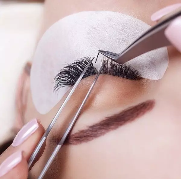 बेंड एम (25 फोटो) के साथ eyelashes: eyelashes क्या दिखते हैं और कौन उपयुक्त हैं? डी और अन्य बेंड्स के साथ तुलना 23755_5