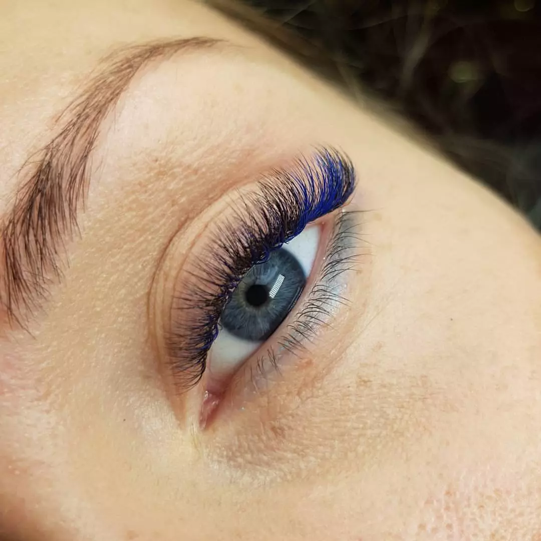 Piwulang bulu mata biru (21 foto): bulu mata nganggo tips lan tips ireng lan biru. Dandanan karo biru ing sudhut lan tambahan saka bulu mata biru 23758_16
