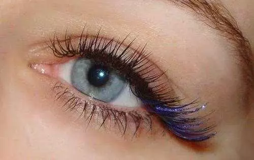 निर्देशित नीली eyelashes (21 तस्वीरें): आवेषण और काले और नीले सुझावों के साथ eyelashes। कोनों में नीले रंग के साथ और नीले eyelashes के अलावा 23758_18