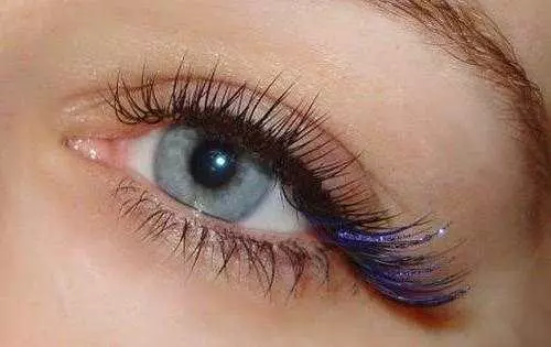 Instruction des cils bleues (21 photos): cils avec inserts et conseils noirs et bleus. Maquillage avec bleu dans les coins et avec l'addition de cils bleues 23758_18