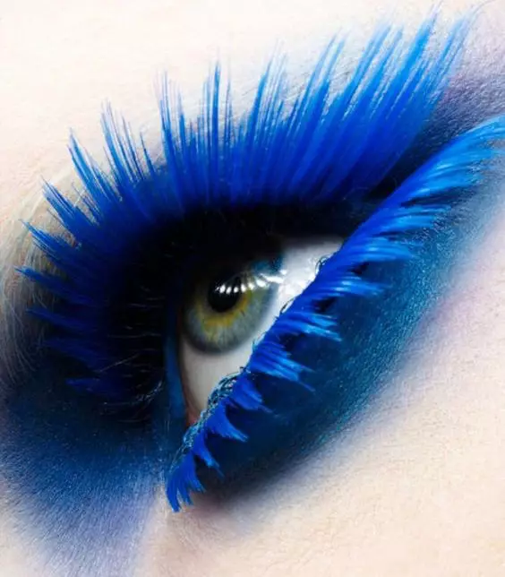 निळे eyelashes (21 फोटो) निर्देशित: अंतर्भूत आणि काळा आणि निळा टिपा सह eyelashes. कोपर्यात निळ्या रंगाचे आणि निळ्या डोळ्याच्या व्यतिरिक्त 23758_8