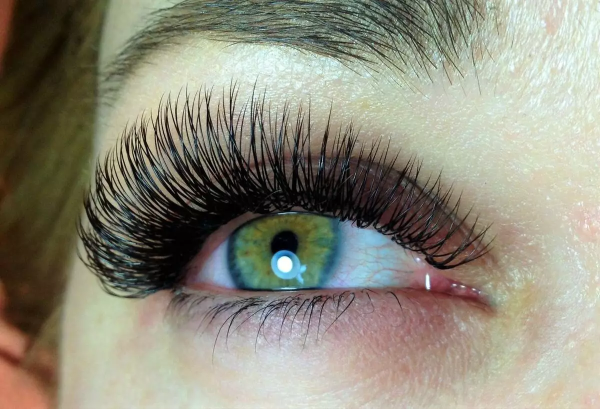 Lengte van uitgebreide eyelashes (23 foto's): wat zijn de maten voor het bouwen? Wat zijn de langste wimpers, welke lengte is het beter om uit bestaande soorten te kiezen? 23759_13