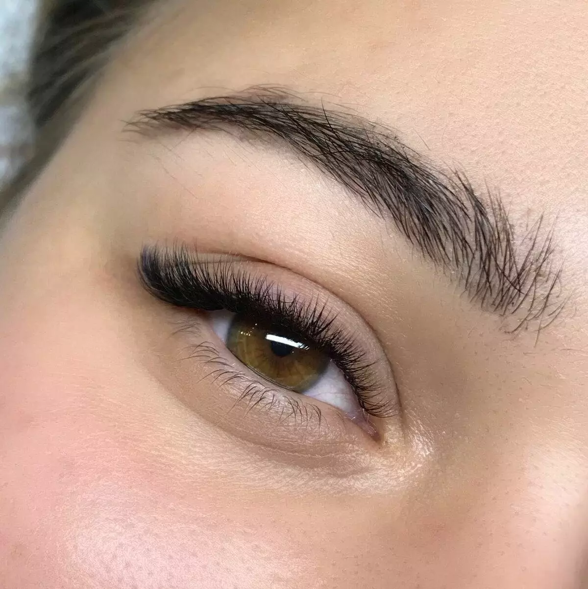 Lengte van uitgebreide eyelashes (23 foto's): wat zijn de maten voor het bouwen? Wat zijn de langste wimpers, welke lengte is het beter om uit bestaande soorten te kiezen? 23759_6