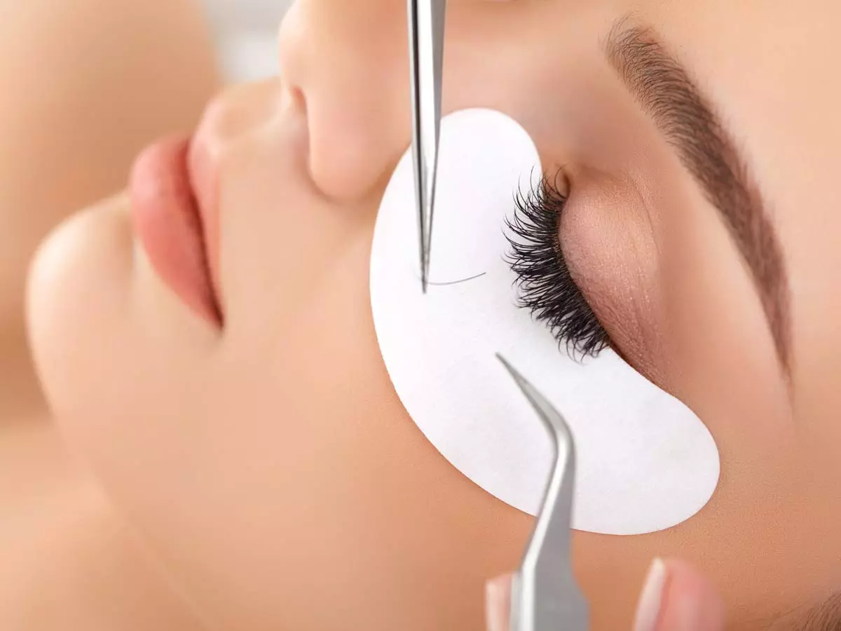 Neicha eyelash பொருட்கள்: eyelashes மற்றும் பிசின் பசை, கவலை எப்படி 23768_16