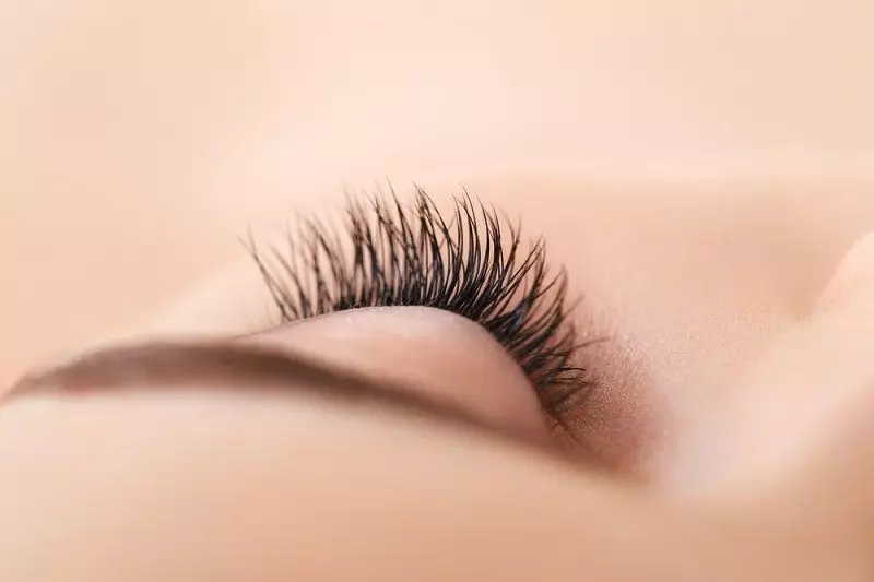 Neicha eyelash பொருட்கள்: eyelashes மற்றும் பிசின் பசை, கவலை எப்படி 23768_2