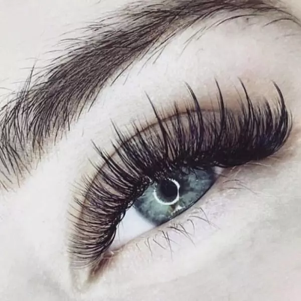 Eyelashes 4D (33 foto): Teknologi dan kesan pembentukan imbasan, kelantangan, dengan rhinestones dan tanpa, panjang dan lenturan 23780_20