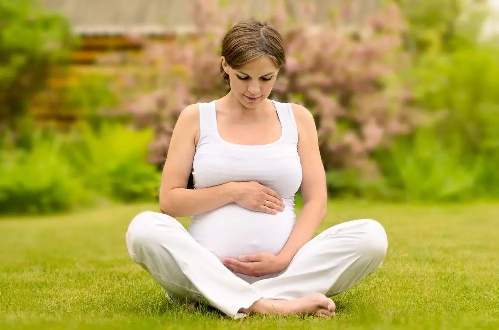 임신 한 속눈썹이 가능합니까? 첫 번째 삼 분기에서 임신 중에 올바르게 증가하는 방법, 두 번째 및 늦은 날짜 23786_2