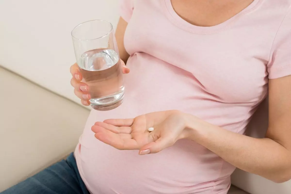 Is dit moontlik om swanger wimpers te swanger? Hoe om behoorlik te verhoog tydens swangerskap in die eerste trimester, die tweede en laat datums 23786_25