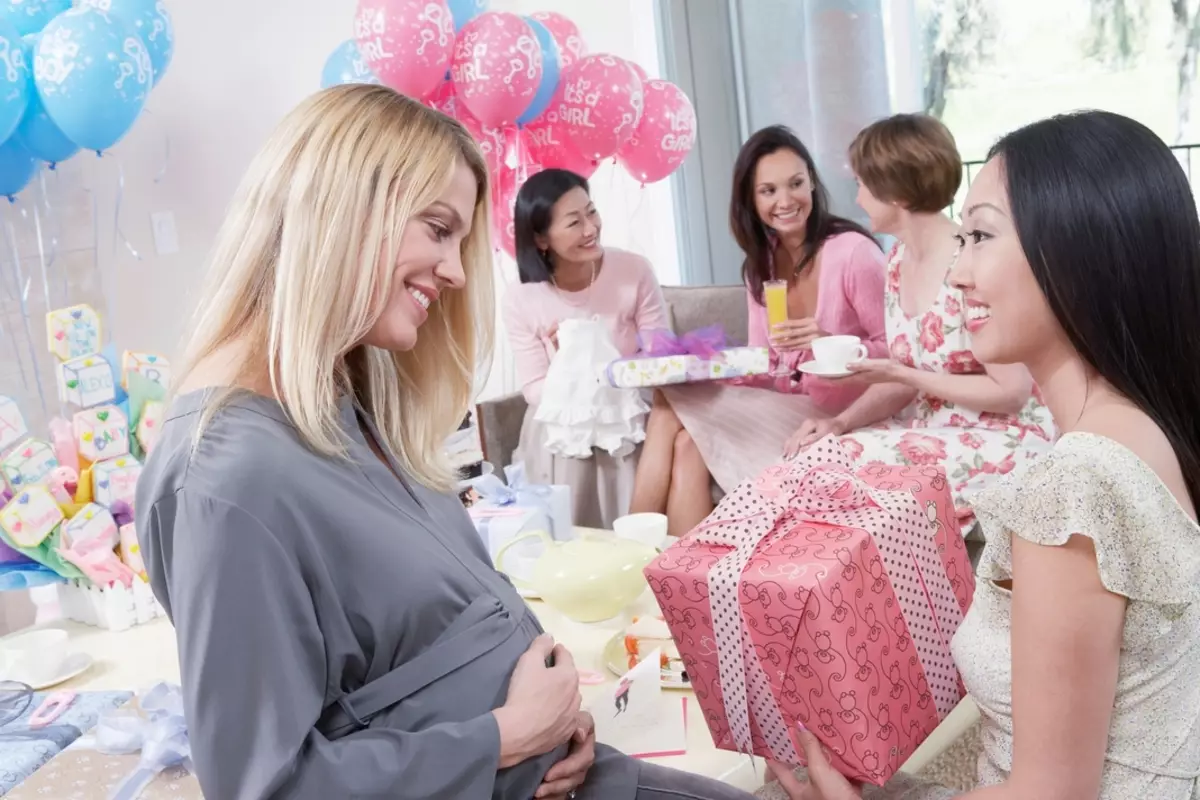 Ali je mogoče nosečevati trepalnice? Kako pravilno povečati med nosečnostjo v prvem trimesečju, drugi in pozni datumi 23786_32