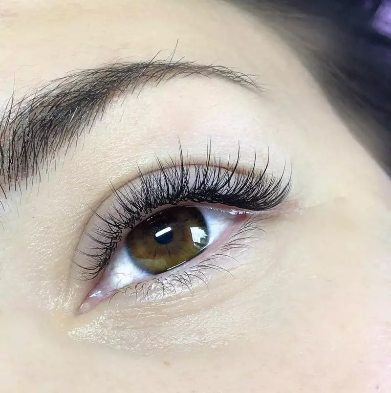 Posible bang buntis ang mga eyelashes? Kung paano maayos na dagdagan sa panahon ng pagbubuntis sa unang tatlong buwan, ang pangalawang at huli na mga petsa 23786_41