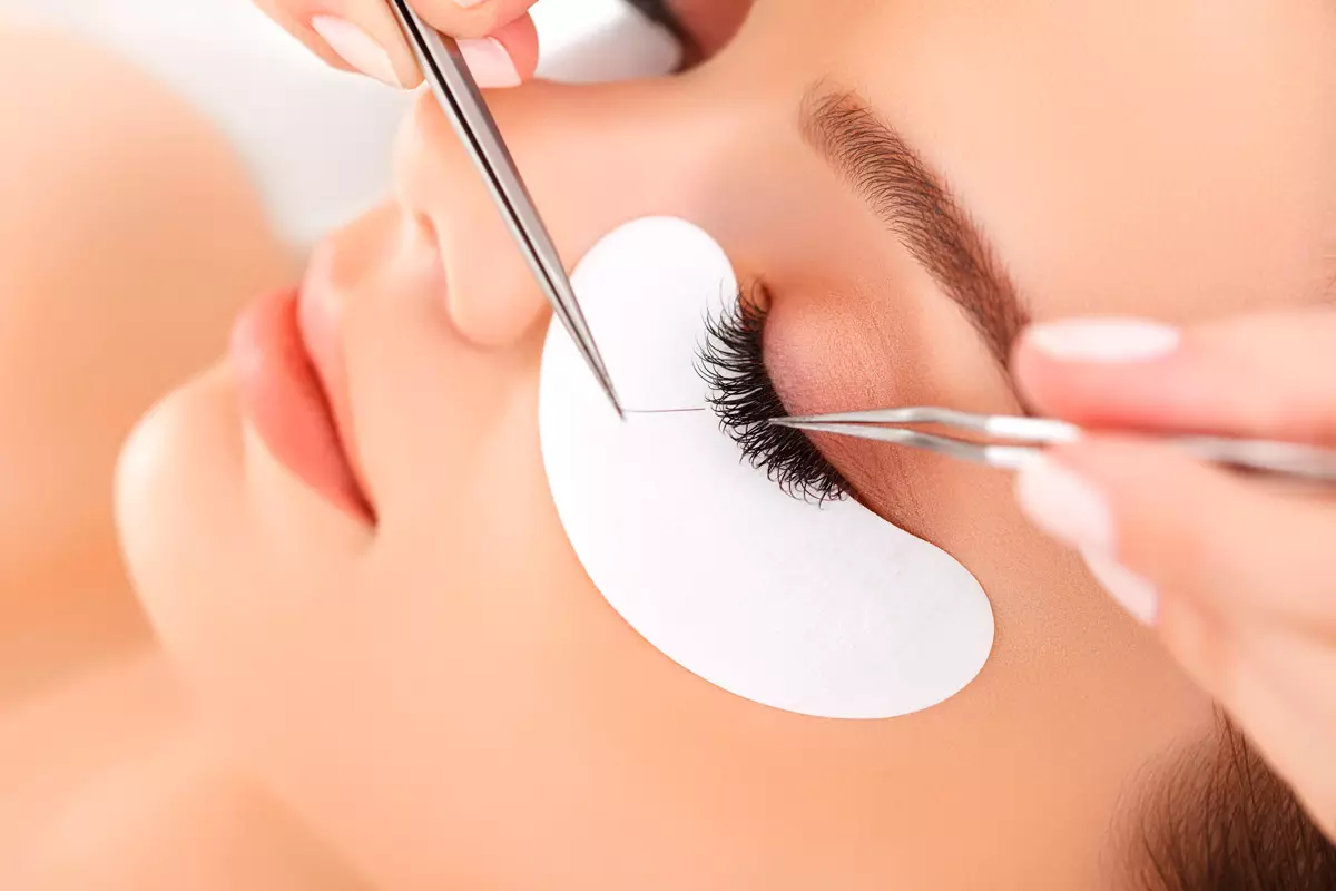 Wimpers 5D (41 foto's): Hoe uitbreidingen te maken? Effecten van uitgebreide wimpers en volume na de procedure. Wat zien eyelashes eruit als strasson? 23793_11