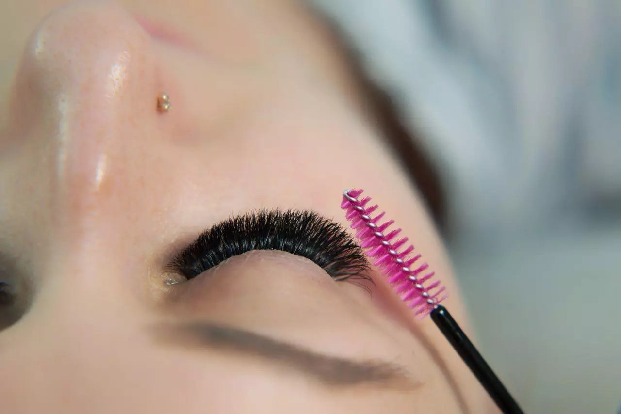 Wimpers 5D (41 foto's): Hoe uitbreidingen te maken? Effecten van uitgebreide wimpers en volume na de procedure. Wat zien eyelashes eruit als strasson? 23793_35