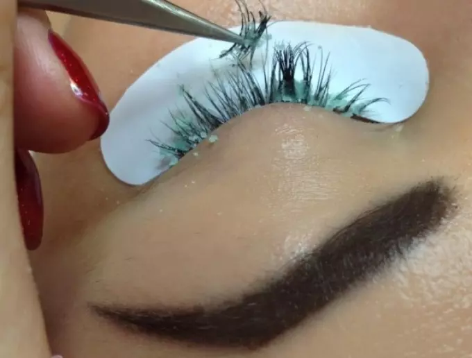 Hoe zonder schade om uitgebreide eyelashes thuis te verwijderen? Wat verwijderen eyelashes onafhankelijk de wimpers snel en veilig voor de ogen? 23811_11