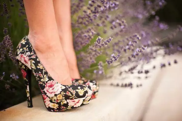 รองเท้าที่มีดอกไม้ (42 รูป): สิ่งที่สวมใส่รุ่นหญิงด้วยลายดอกไม้พิมพ์ 2381_12