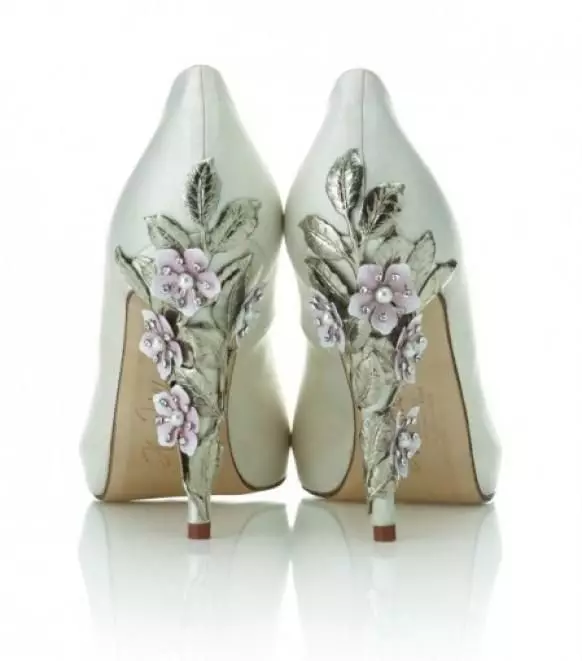 รองเท้าที่มีดอกไม้ (42 รูป): สิ่งที่สวมใส่รุ่นหญิงด้วยลายดอกไม้พิมพ์ 2381_17