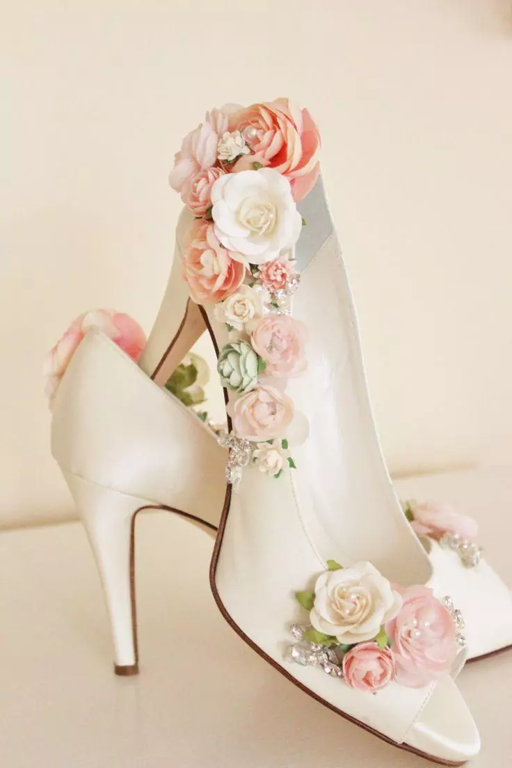 Zapatos con flores (42 fotos): Qué usar modelos femeninos con estampado floral 2381_24
