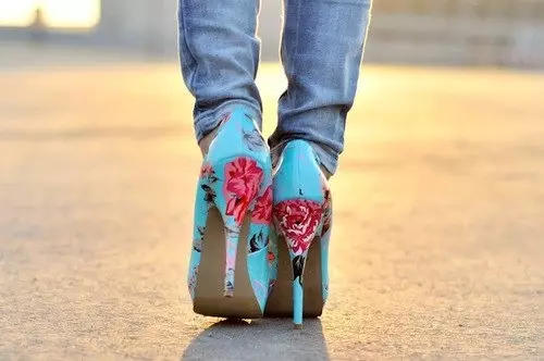 Zapatos con flores (42 fotos): Qué usar modelos femeninos con estampado floral 2381_30