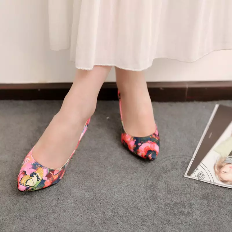 Sepatu karo kembang (42 foto): Apa sing nganggo model wanita kanthi cetak 2381_34