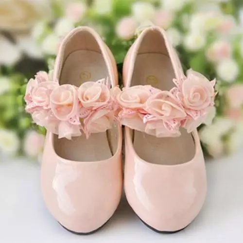 รองเท้าที่มีดอกไม้ (42 รูป): สิ่งที่สวมใส่รุ่นหญิงด้วยลายดอกไม้พิมพ์ 2381_6