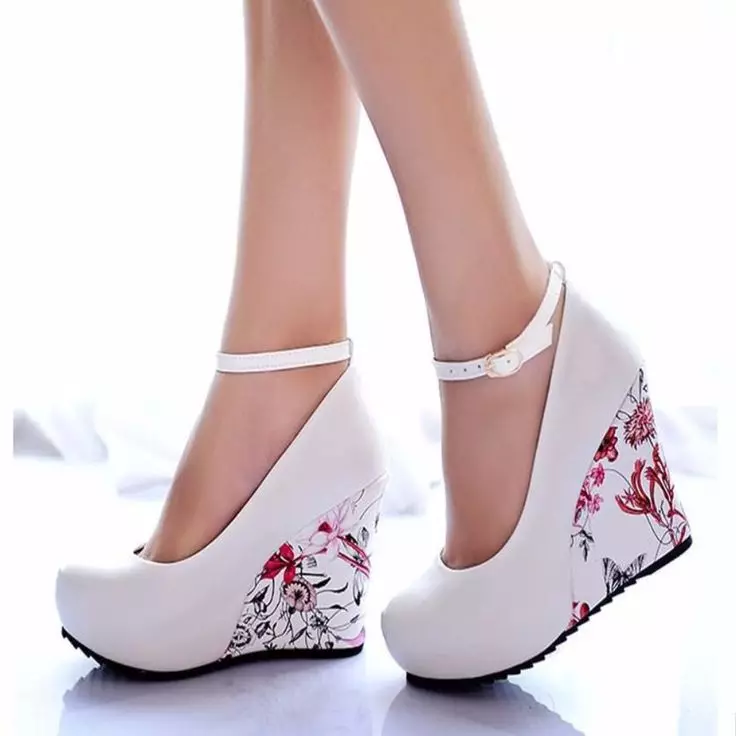 รองเท้าที่มีดอกไม้ (42 รูป): สิ่งที่สวมใส่รุ่นหญิงด้วยลายดอกไม้พิมพ์ 2381_7