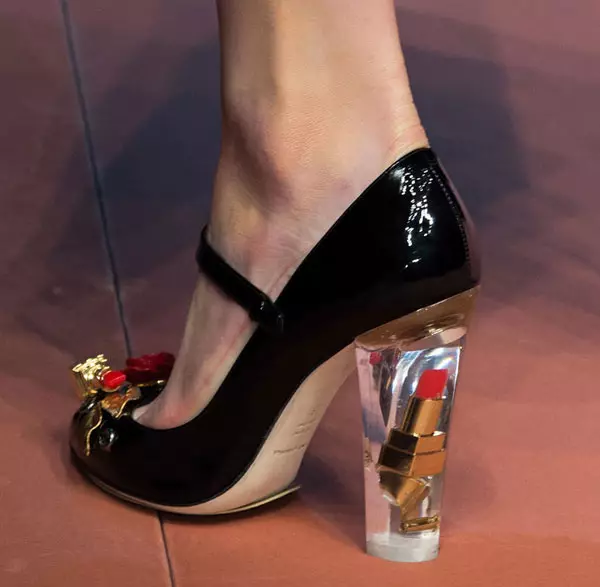 Pantofi cu flori (42 fotografii): Ce să purtați modele feminine cu imprimare florală 2381_8