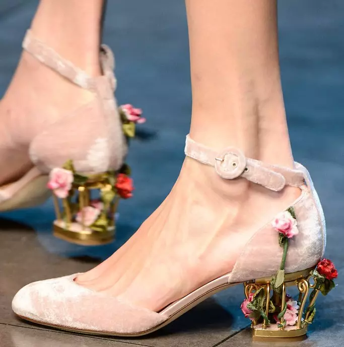 Pantofi cu flori (42 fotografii): Ce să purtați modele feminine cu imprimare florală 2381_9