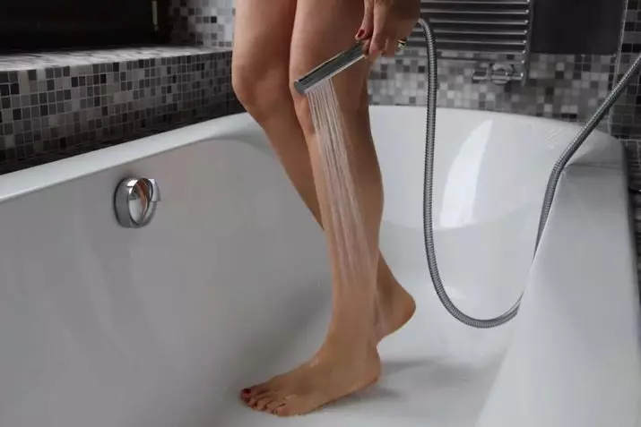 Γυναικεία ξυρίσματα Shaving: Πόδια και στενή ζώνη από ό, τι μπορείτε να αντικαταστήσετε, δημοφιλείς μάρκες 23860_12