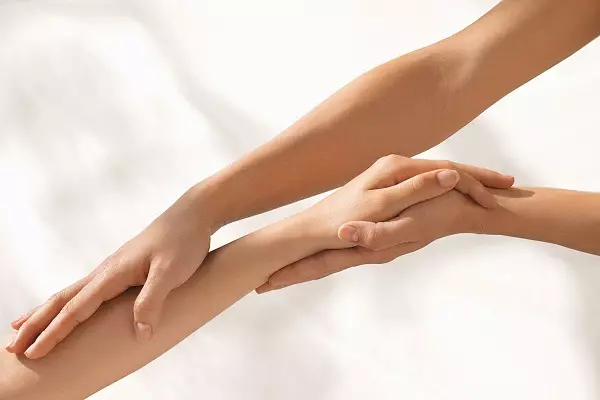 Tangan shigaring (9 foto): Bagaimana cara melakukannya di rumah dengan tangan Anda sendiri? Instruksi selangkah demi selangkah dari epiling tangan sepenuhnya dan ke siku. Perawatan setelah prosedur, ulasan 23871_3