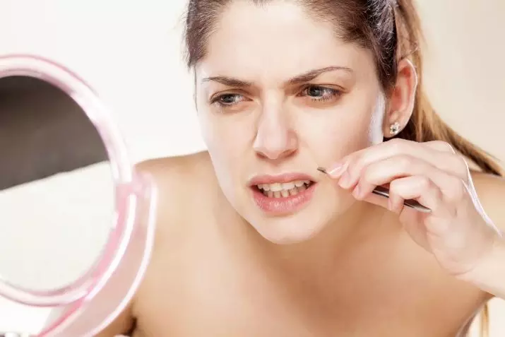 Shugaring ấm áp (19 ảnh): Loại bỏ ria mép trên môi trên ở phụ nữ ở nhà. Làm thế nào để thực hiện đúng một thủ tục làm phiền tóc? Đánh giá 23876_19