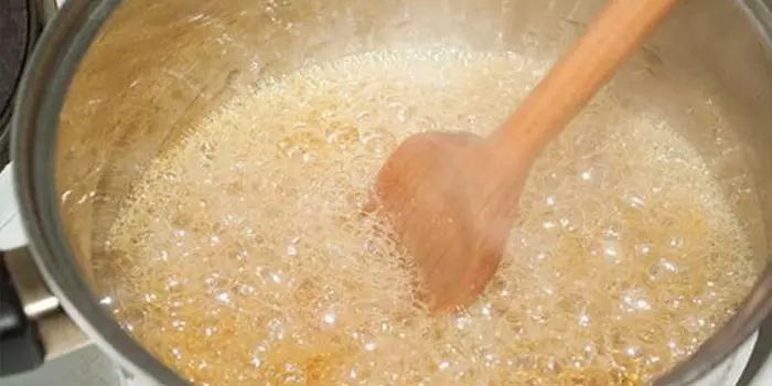 Pegar por shugaring na casa (37 fotos): receitas de cociña, como facer correctamente a pasta de azucre á depilación na casa 23890_9