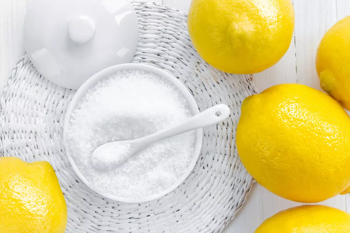 Wklejanie shugaring z kwasem cytrynowym w domu: Przepisy do gotowania pasty cukru z cytryną. Proporcje składników 23891_10