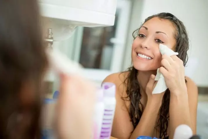 Treure el maquillatge: com rentar els cosmètics de la cara sense mitjans? Seleccionar discos reutilitzables. Com eliminar el quefir o mitenes? 23903_13