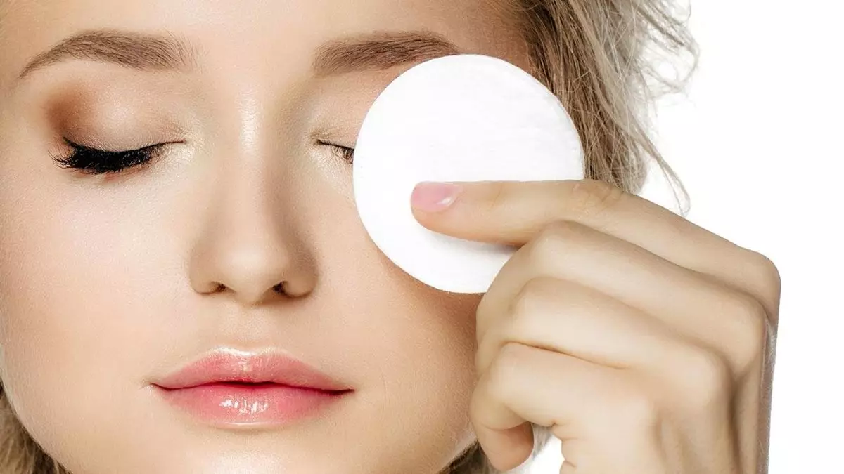 Treure el maquillatge: com rentar els cosmètics de la cara sense mitjans? Seleccionar discos reutilitzables. Com eliminar el quefir o mitenes? 23903_8
