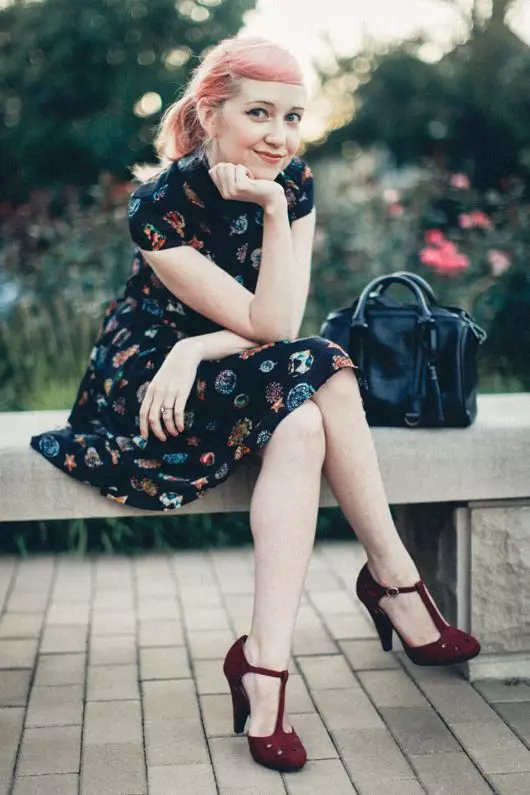 Παπούτσια με ιμάντα (82 φωτογραφίες): Γυναικεία μοντέλα με μια μεμβράνη και ένα λουράκι σχήματος Τ, με ένα βραχυκύκλωμα στη φτέρνα 2393_14