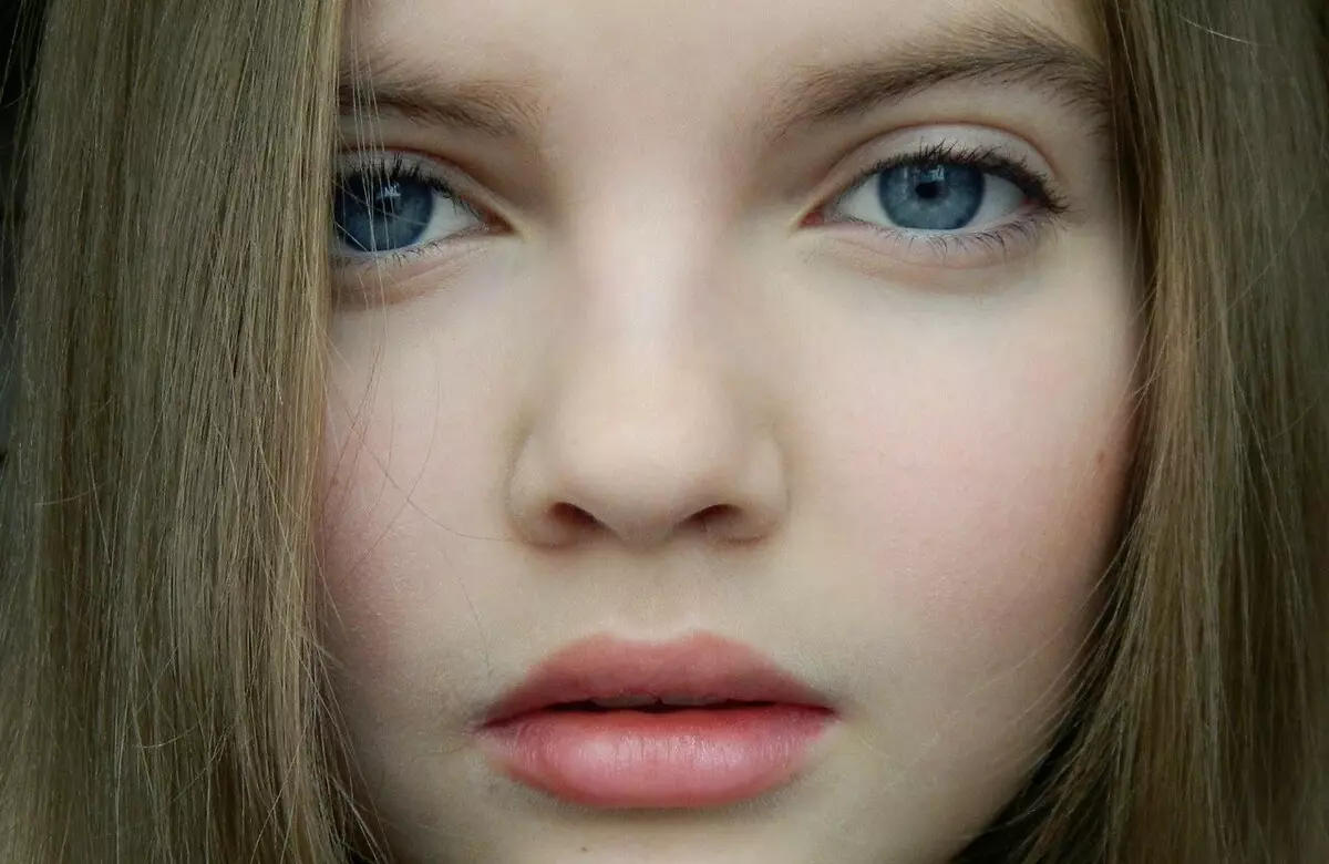 Make-up in 12 jaar: vir skool en maklik idees vir tienermeisies in 6de klas verjaarsdag. Gemaklik make-up stap vir stap. se pragtige helder kinders Nuwejaar make-up 23945_3