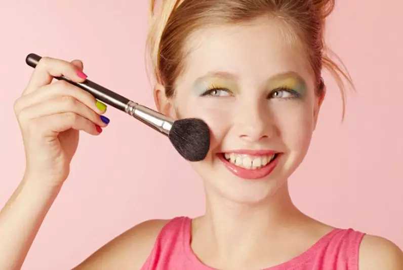 Makeup pri 12 letih: Za šolske in lahke ideje za najstnice v 6. razredu za rojstni dan. Casual ličila postopoma. Lepo svetlo otroško novoletno ličilo 23945_40