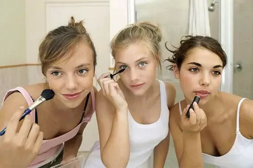 Make-up in 12 jaar: vir skool en maklik idees vir tienermeisies in 6de klas verjaarsdag. Gemaklik make-up stap vir stap. se pragtige helder kinders Nuwejaar make-up 23945_6