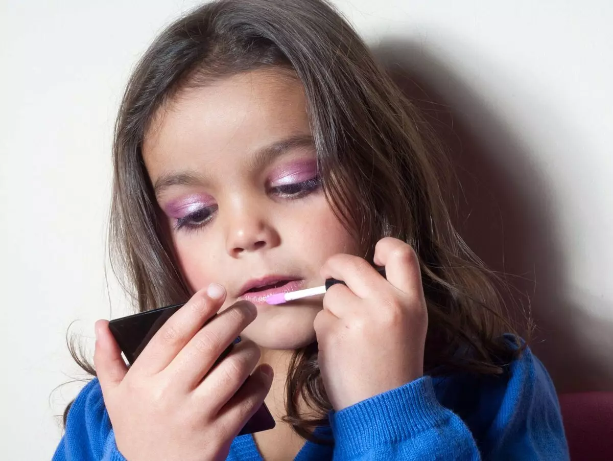 Makeup në 11 vjeç: A është e mundur për të pikturuar me kozmetikë vajzave në klasën e 5? kozmetikë të lehta në shkollë për fëmijët dhe anije të përditshme në pushime, ide e bukur për ditëlindjen 23948_11