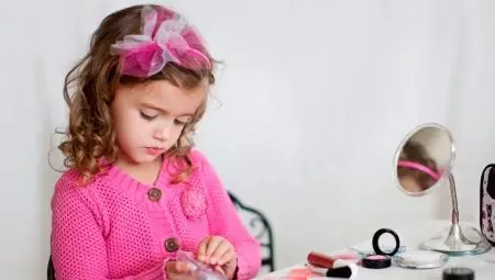Machiaj la 11 ani: Este posibil să pictați cu fete cosmetice în clasa 5? Machiaj ușor la școală pentru copii și vasele zilnice în vacanță, idei frumoase pentru ziua de naștere 23948_13