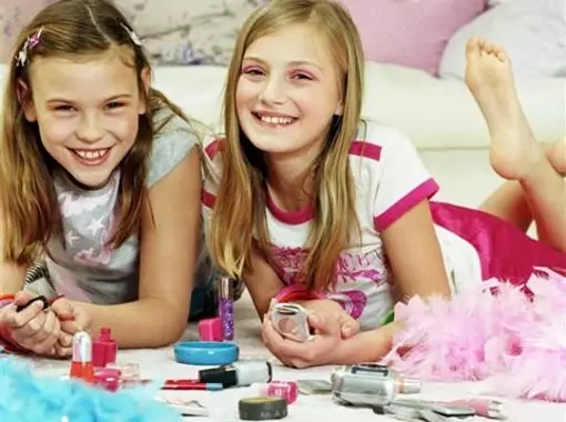 Makeup në 11 vjeç: A është e mundur për të pikturuar me kozmetikë vajzave në klasën e 5? kozmetikë të lehta në shkollë për fëmijët dhe anije të përditshme në pushime, ide e bukur për ditëlindjen 23948_15