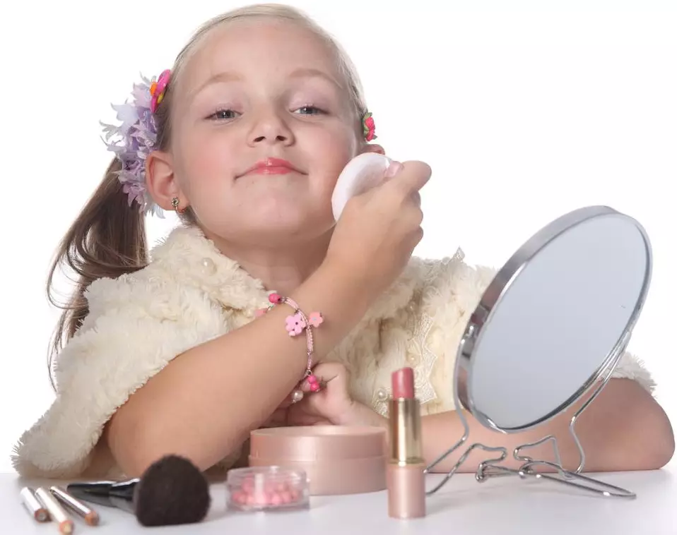 Make-up na 11 let: Je možné malovat s kosmetickými dívkami ve třídě 5? Světelný make-up do školy pro děti a každodenní plavidla na dovolené, krásné nápady na narozeniny 23948_20