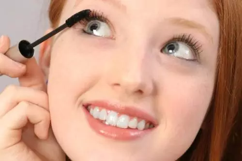 Make-up na 11 let: Je možné malovat s kosmetickými dívkami ve třídě 5? Světelný make-up do školy pro děti a každodenní plavidla na dovolené, krásné nápady na narozeniny 23948_26