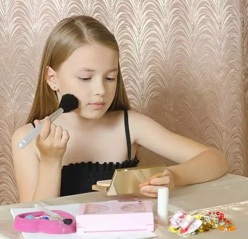 Make-up op 11 jaar oud: is het mogelijk om te schilderen met cosmetica-meisjes in Grade 5? Lichtmake-up naar school voor kinderen en dagelijkse schepen op vakantie, mooie ideeën voor de verjaardag 23948_35