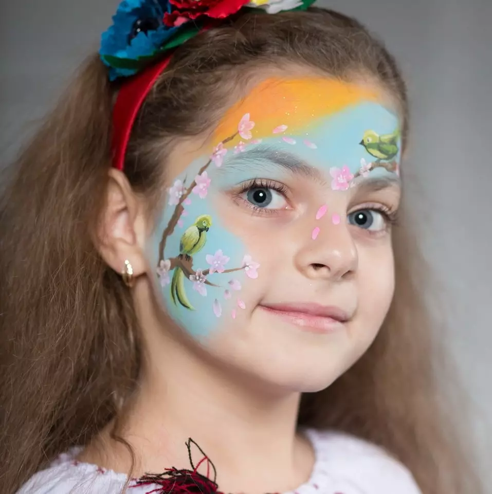 Make-up na 11 let: Je možné malovat s kosmetickými dívkami ve třídě 5? Světelný make-up do školy pro děti a každodenní plavidla na dovolené, krásné nápady na narozeniny 23948_40